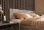 Jednoosobowe łóżko Amien cieszy się dużą popularnością; będzie doskonale pasować zarówno do pokoiku dziecięcego jak i do sypialni. Wspaniały zapach drewna wprowadzi do pomieszczenia cudowną atmosferę, idealną dla snu.